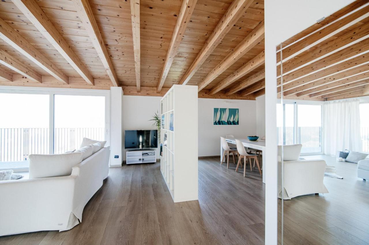White Attic - By Myhomeincomo Camnago Volta Exterior photo