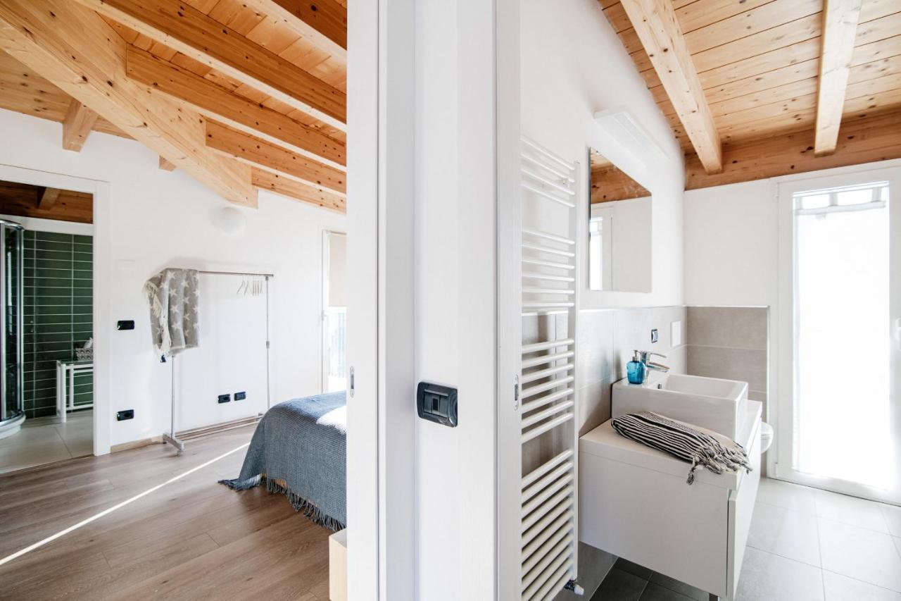 White Attic - By Myhomeincomo Camnago Volta Exterior photo