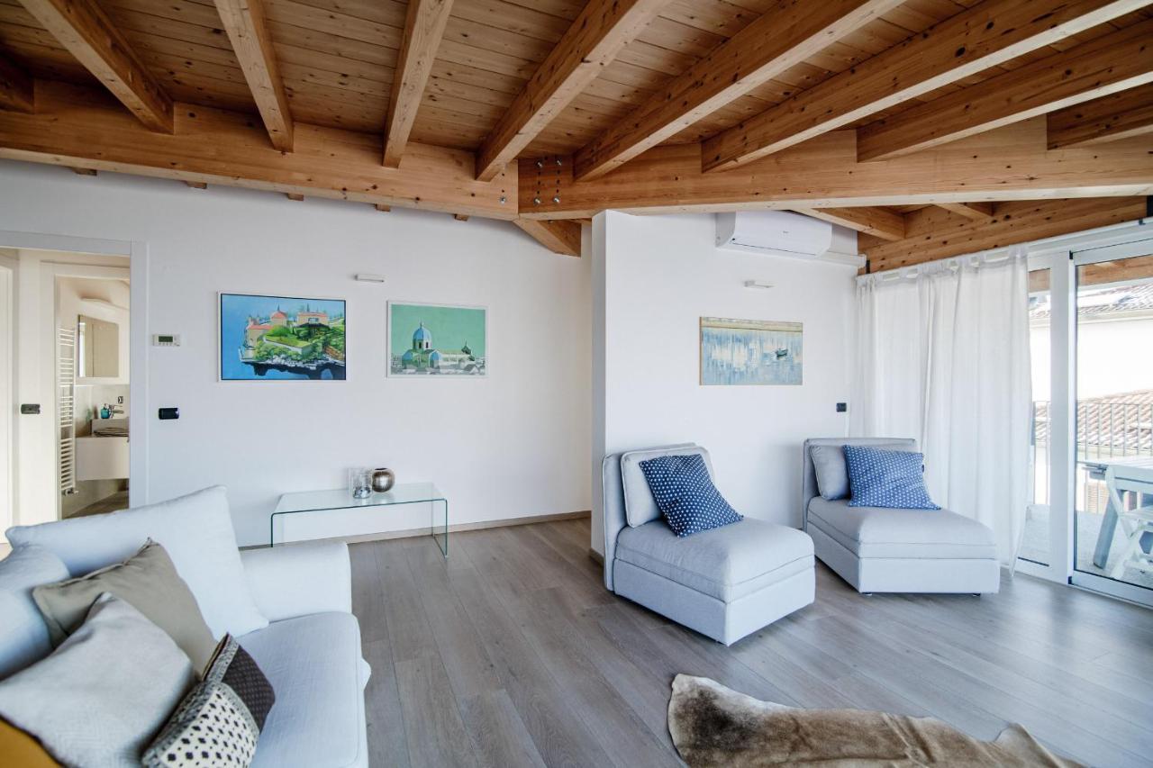 White Attic - By Myhomeincomo Camnago Volta Exterior photo