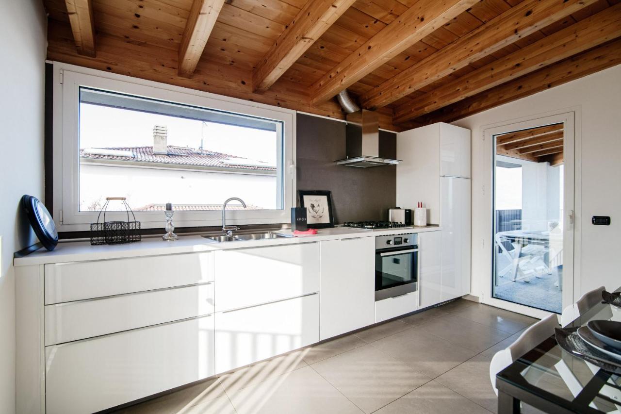 White Attic - By Myhomeincomo Camnago Volta Exterior photo