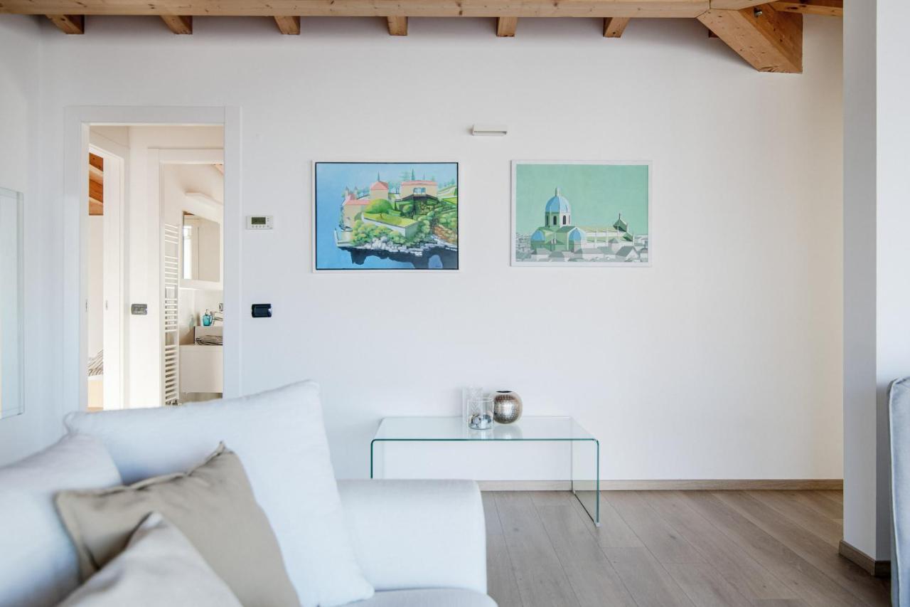 White Attic - By Myhomeincomo Camnago Volta Exterior photo