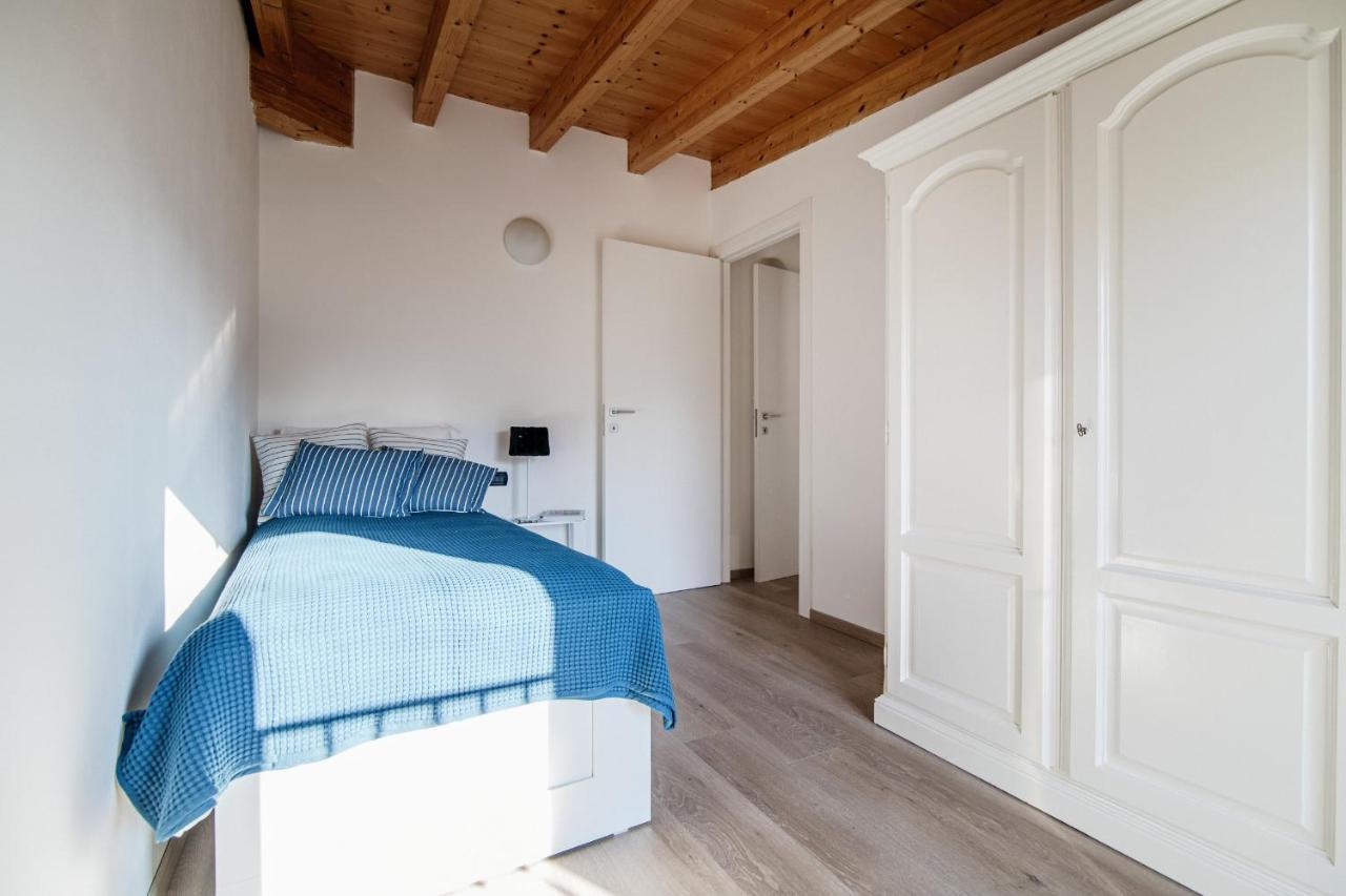 White Attic - By Myhomeincomo Camnago Volta Exterior photo