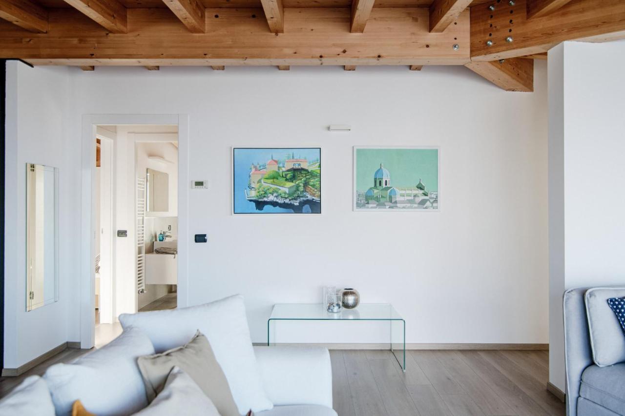 White Attic - By Myhomeincomo Camnago Volta Exterior photo